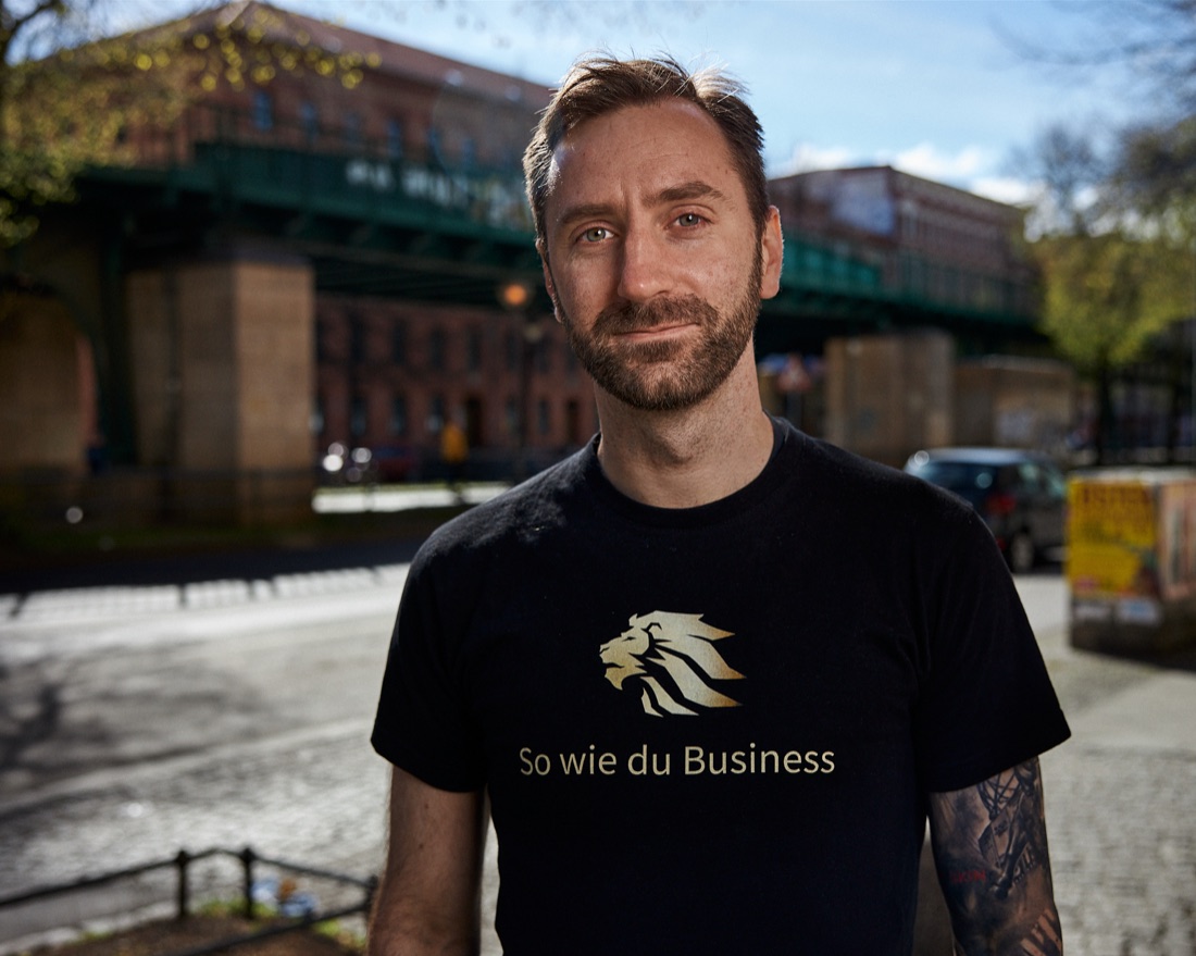 Dennis Herrmann, Business-Coach, im So-wie-du-Business-Shirt