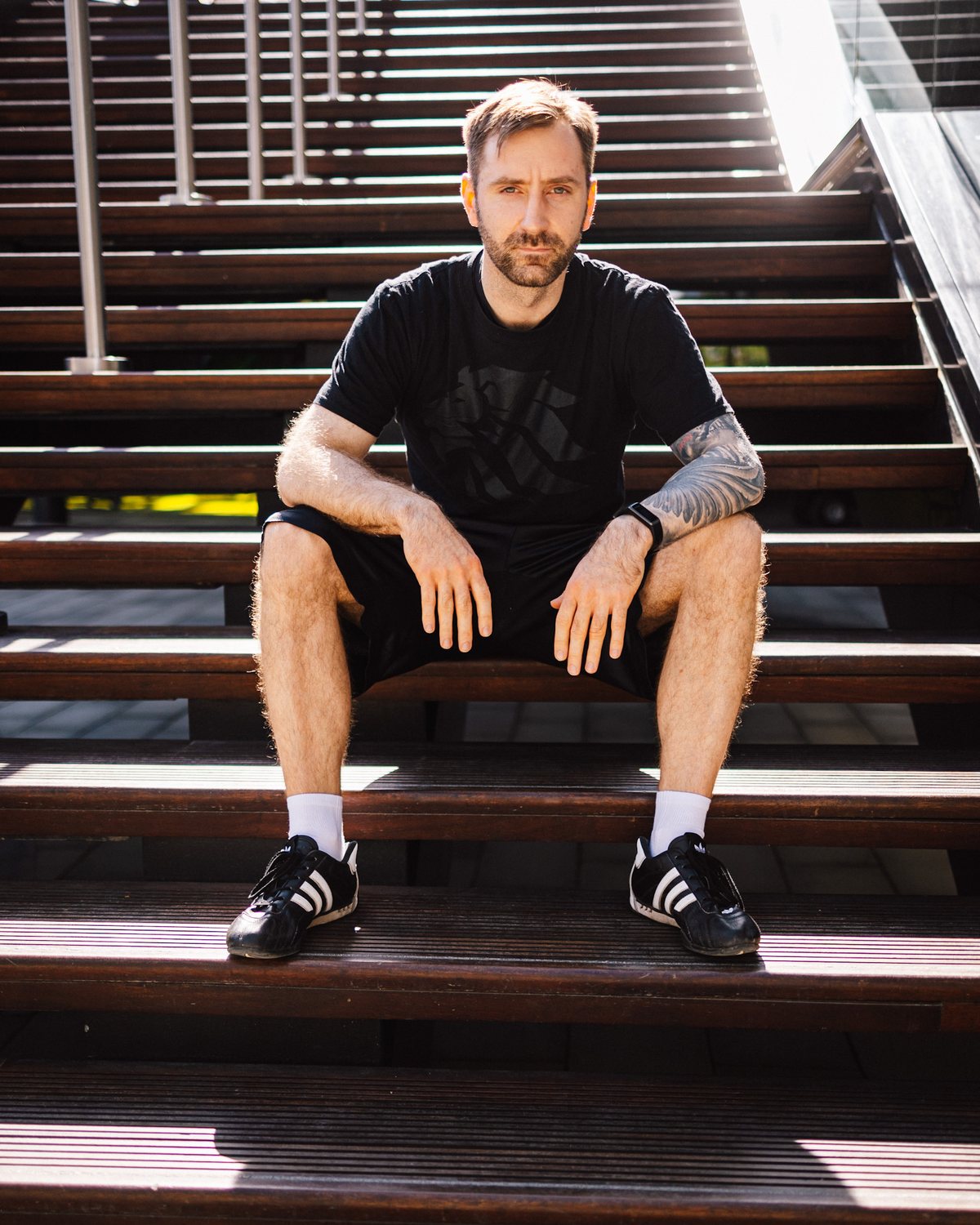 Dennis Herrmann sitzt auf einer Treppe